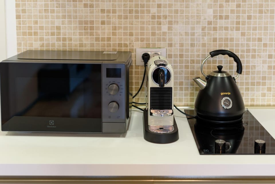 Coffee/tea facilities, Kitchen or kitchenette, microwave, stove