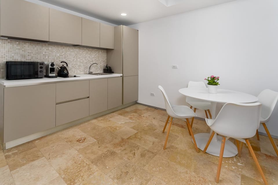 Coffee/tea facilities, Kitchen or kitchenette, Dining area, microwave, stove