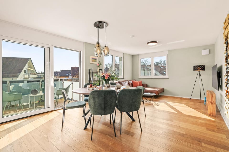 View (from property/room), Balcony/Terrace, Living room, Dining area