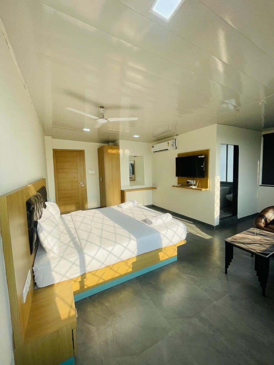 Bed, TV and multimedia, Photo of the whole room, wardrobe