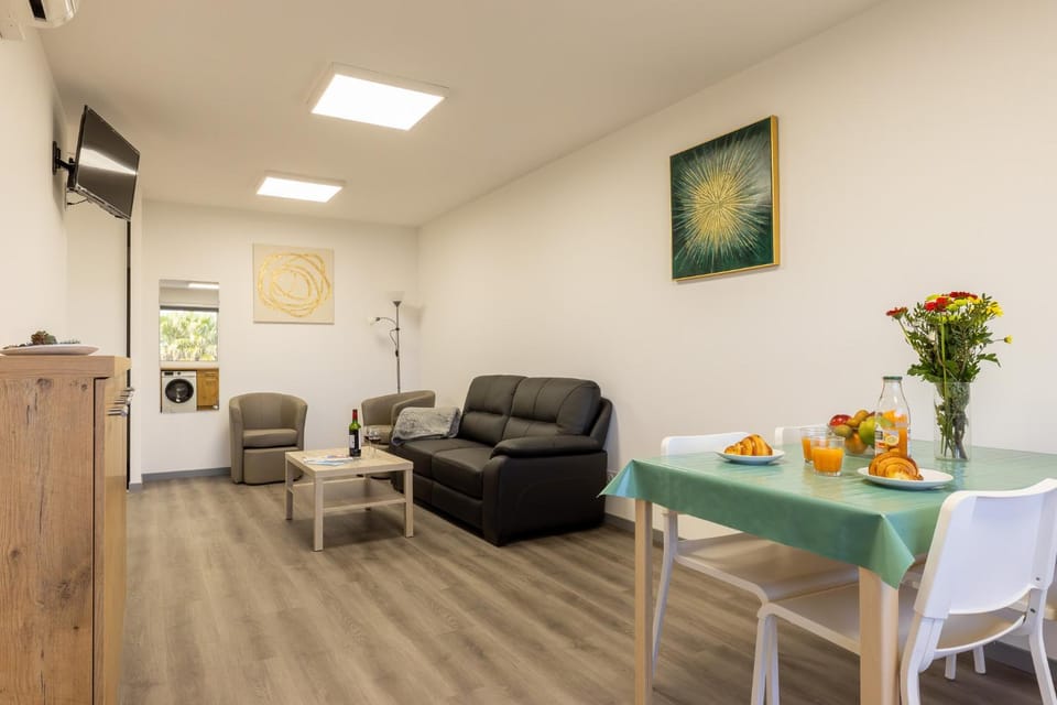 TV and multimedia, Living room, Dining area