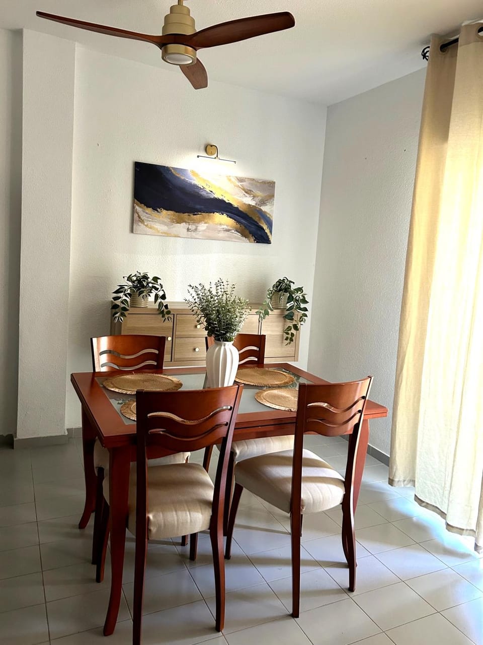 Seating area, Dining area