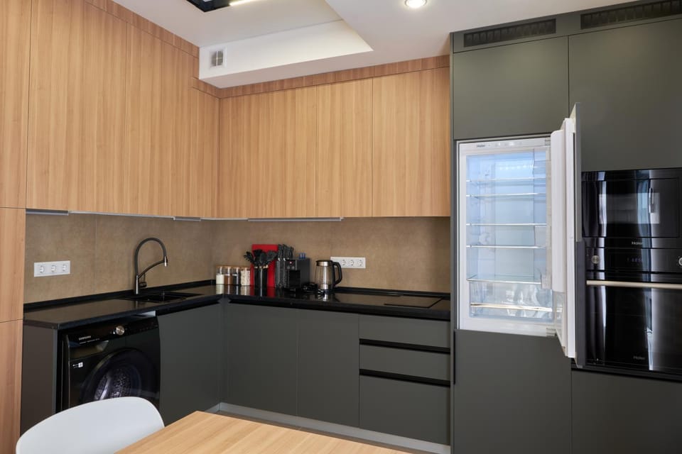 Coffee/tea facilities, Kitchen or kitchenette, oven, stove