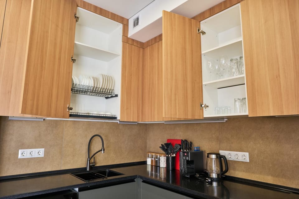 Coffee/tea facilities, Kitchen or kitchenette, stove