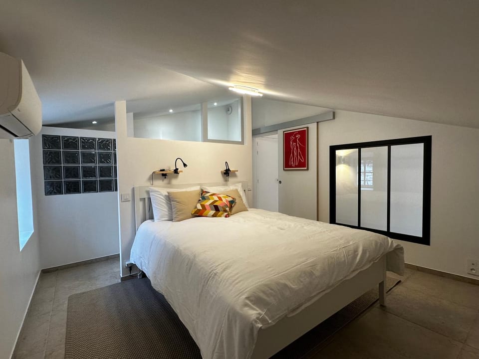 Bed, Bathroom, Photo of the whole room, Bedroom, air conditioner