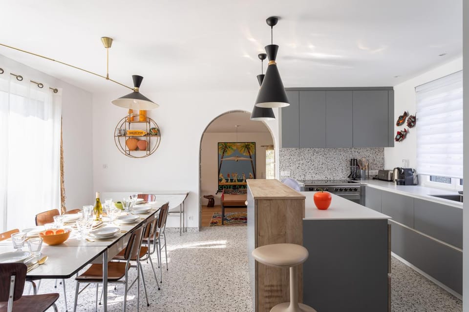 Kitchen or kitchenette, Dining area