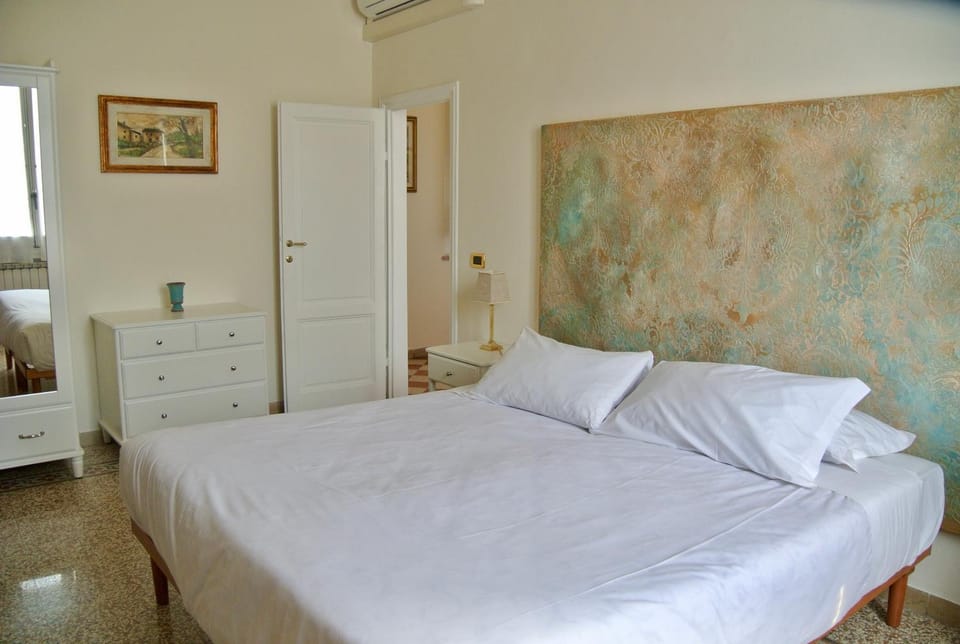 Bed, Photo of the whole room, Bedroom, wardrobe, air conditioner