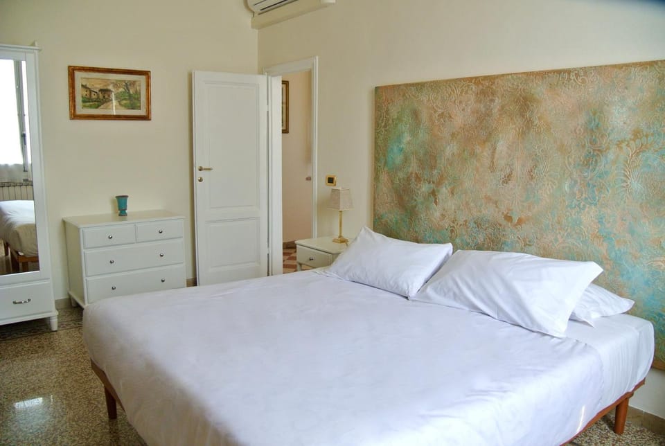 Bed, Photo of the whole room, Bedroom, wardrobe, air conditioner