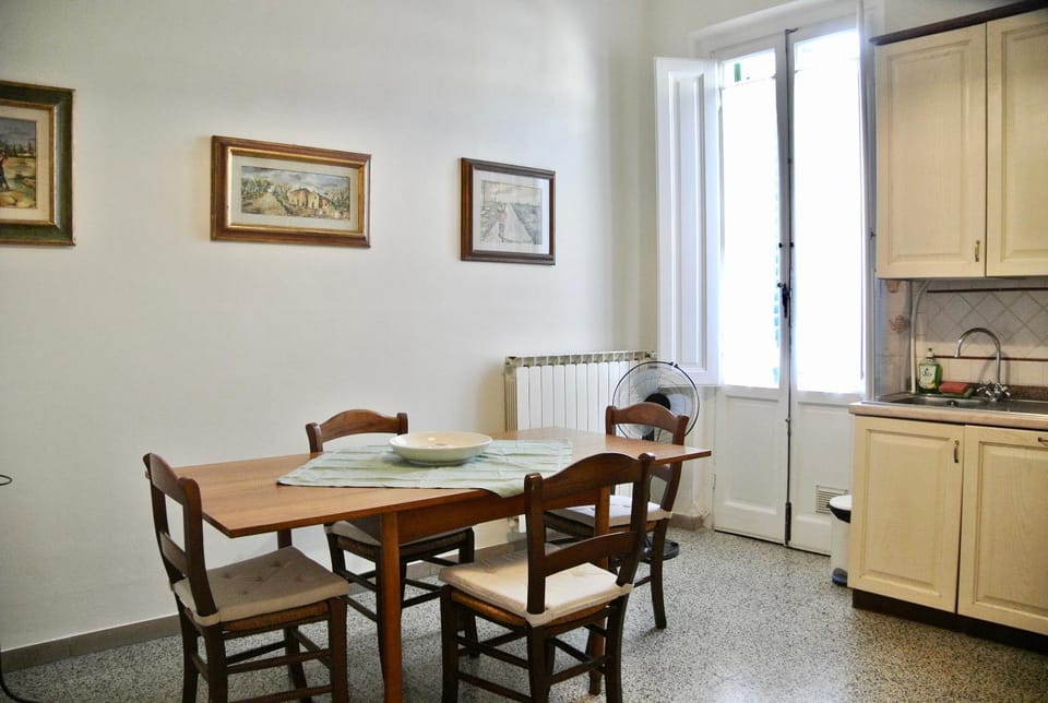 Kitchen or kitchenette, Dining area, oven, stove