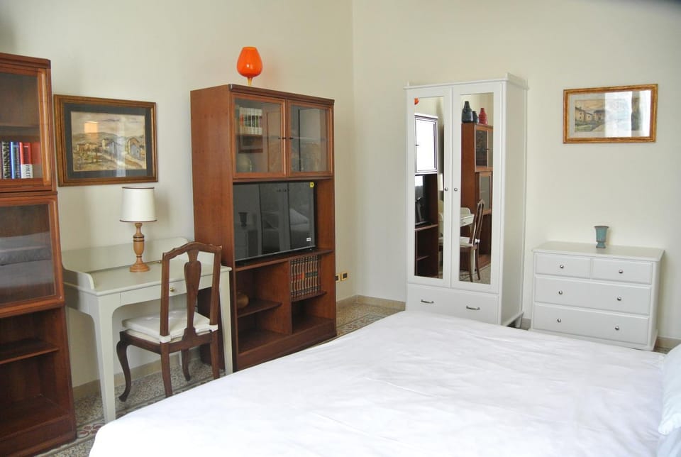Bed, TV and multimedia, Photo of the whole room, Bedroom, wardrobe