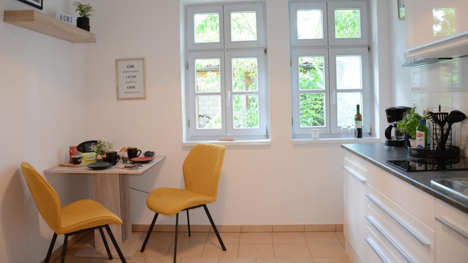 Coffee/tea facilities, Kitchen or kitchenette, Dining area