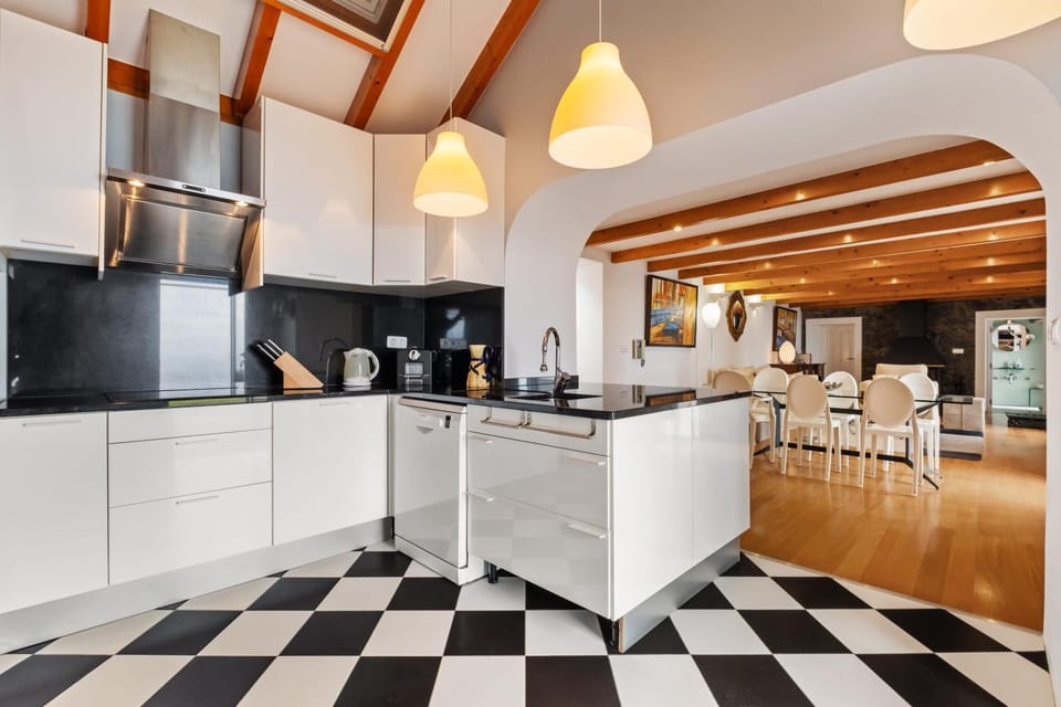 Kitchen or kitchenette, dishwasher, stove
