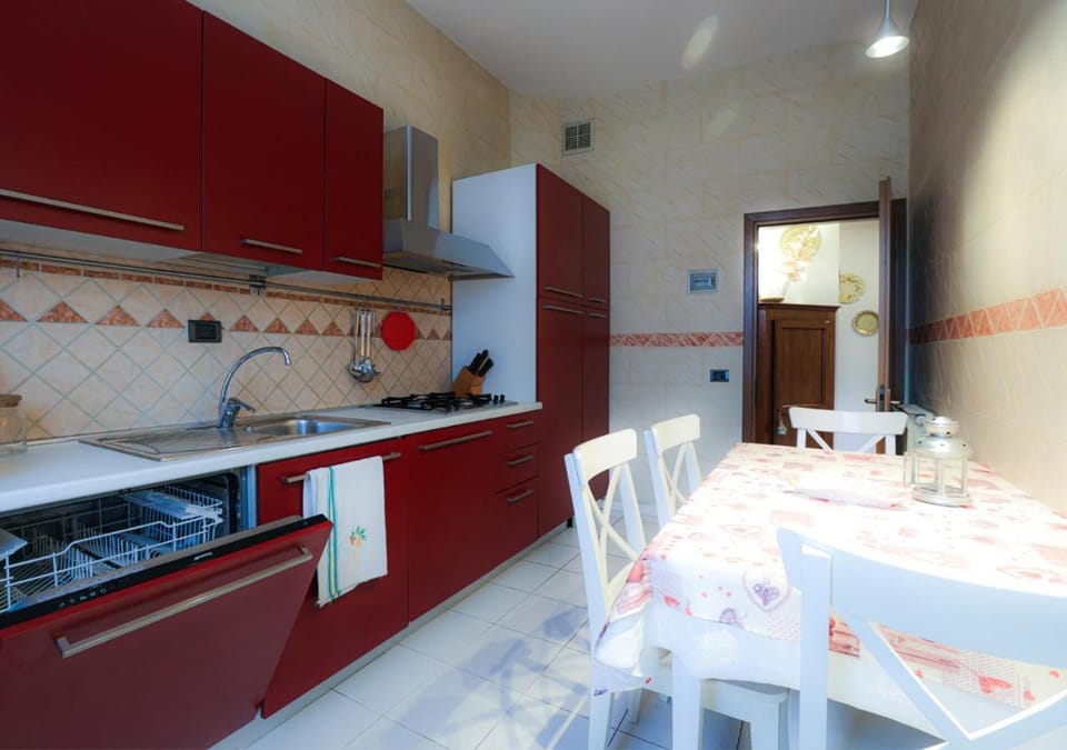 Kitchen or kitchenette, Dining area, dishwasher