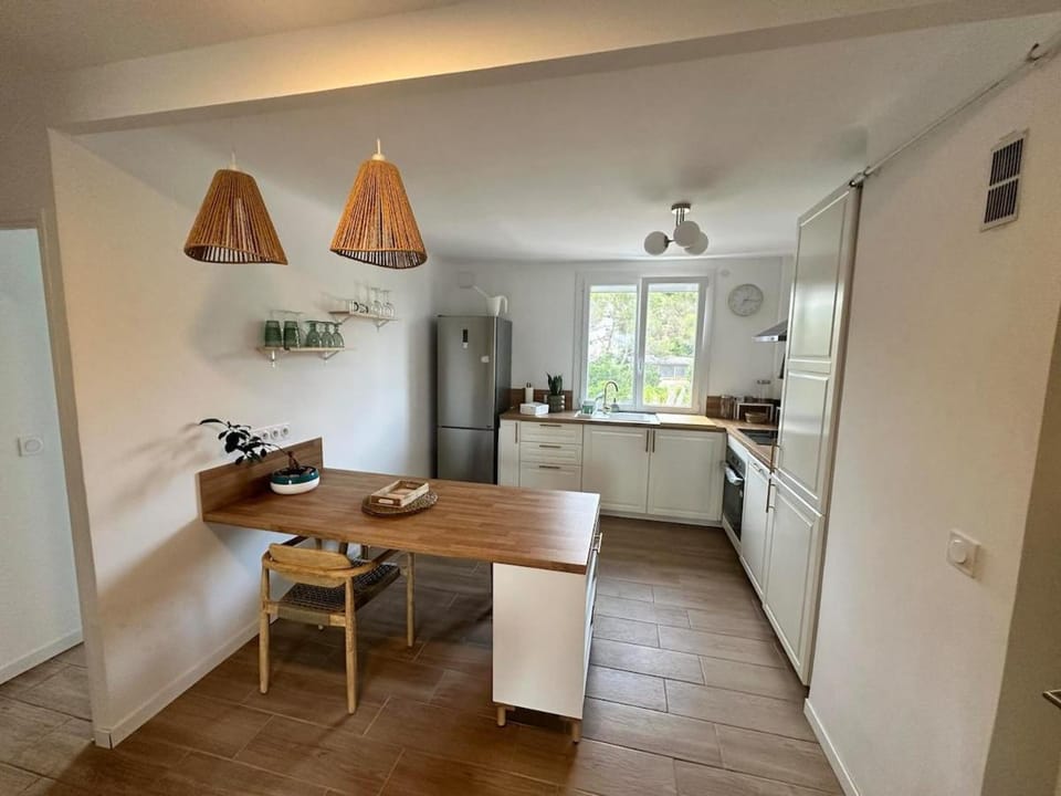 Dining area, dishwasher, oven