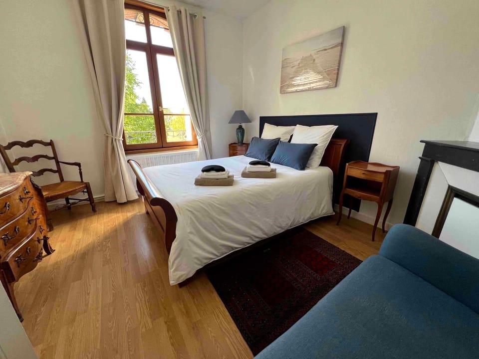 Photo of the whole room, Bedroom