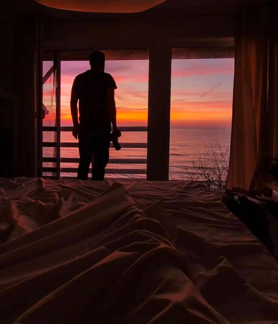 Bed, People, Natural landscape, View (from property/room), Photo of the whole room, Bedroom, Sea view, Sunrise, Sunset