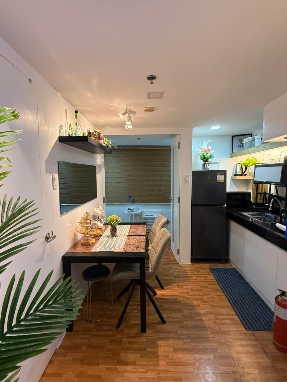 Kitchen or kitchenette, Dining area, oven