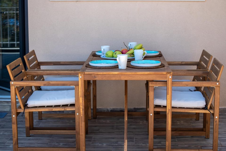 Day, Food and drinks, Seating area, Dining area, Food