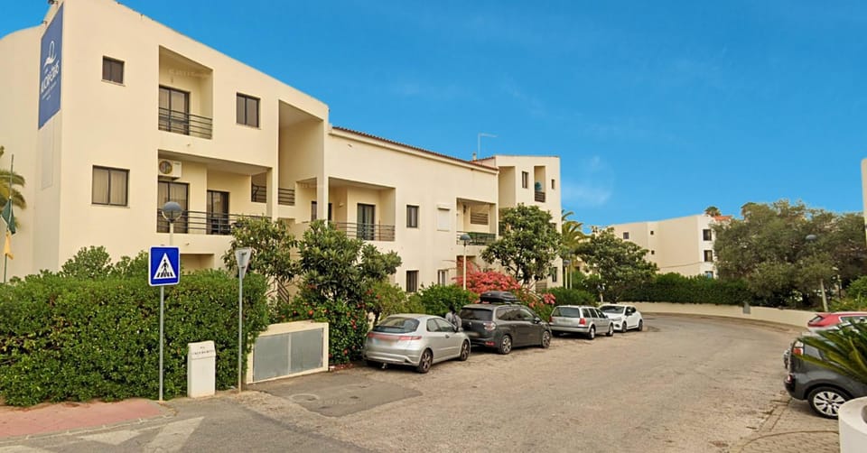 Property building, Day, Neighbourhood, Street view, Location, Parking