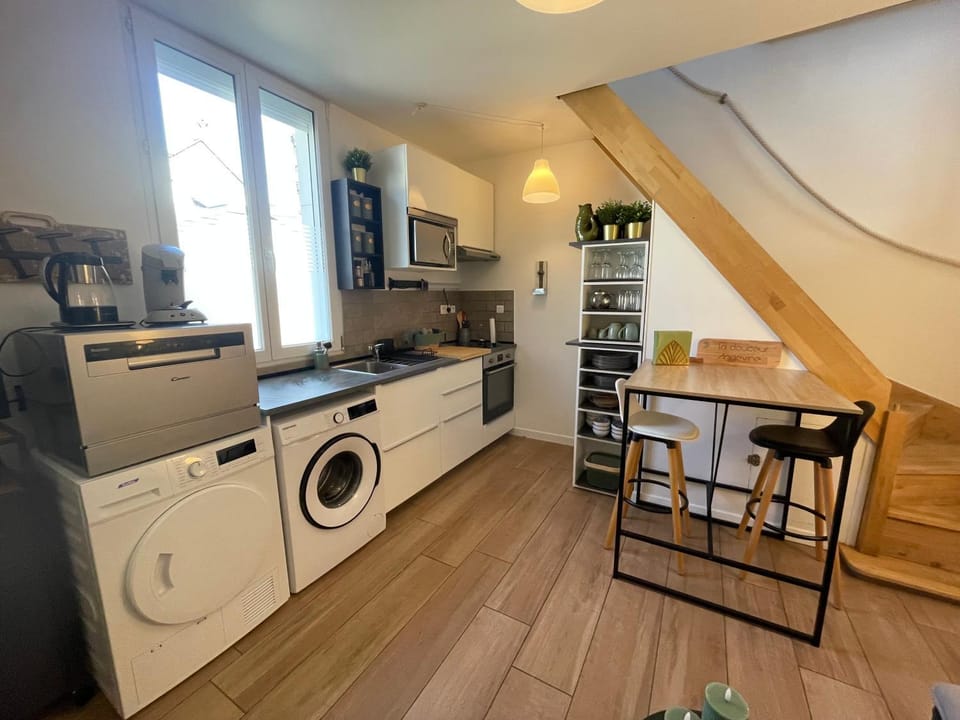 Kitchen or kitchenette, Dining area, dishwasher, oven, stove, toaster, washing machine, dryer