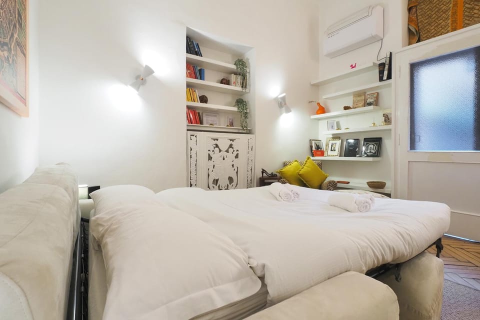 Bed, Photo of the whole room, air conditioner