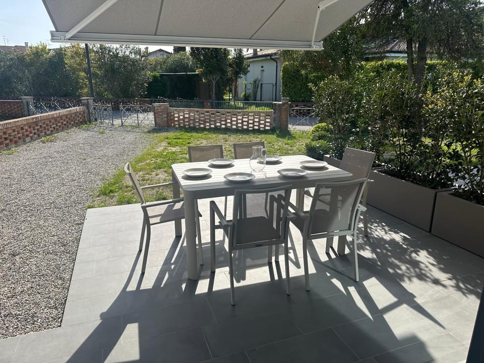 Property building, Garden, Balcony/Terrace, Dining area
