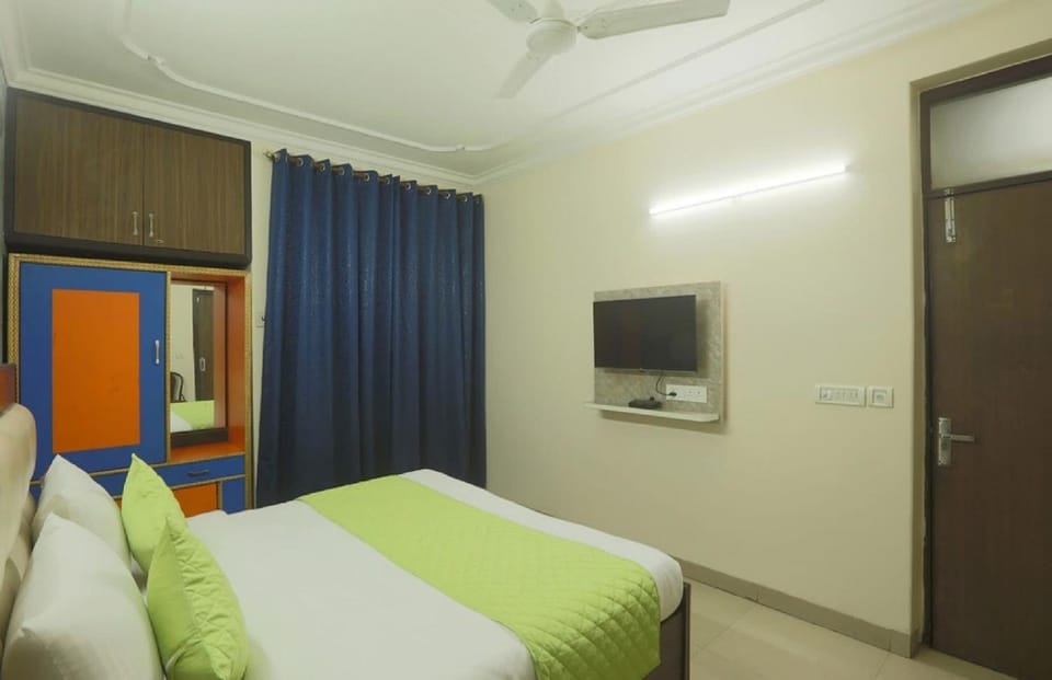 Communal lounge/ TV room, Bed, TV and multimedia, Bedroom, wardrobe
