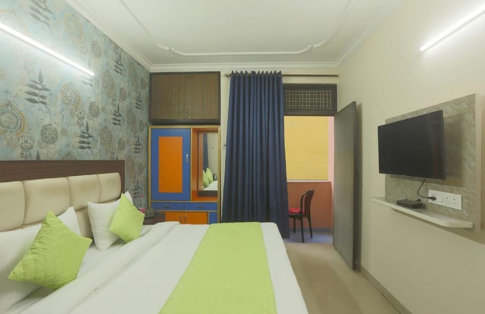Communal lounge/ TV room, Bed, TV and multimedia, Bedroom