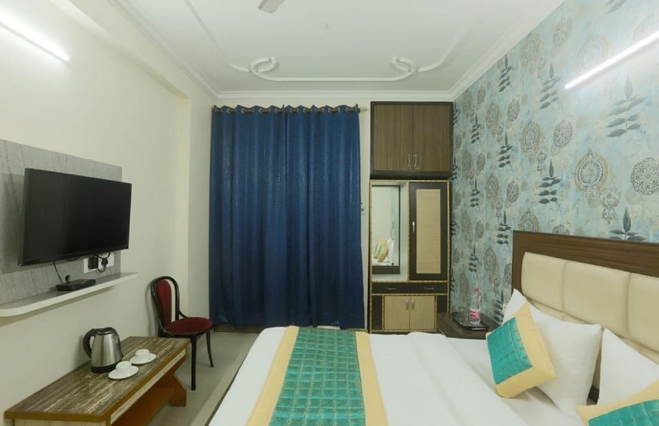 Communal lounge/ TV room, Bed, TV and multimedia, Bedroom, wardrobe