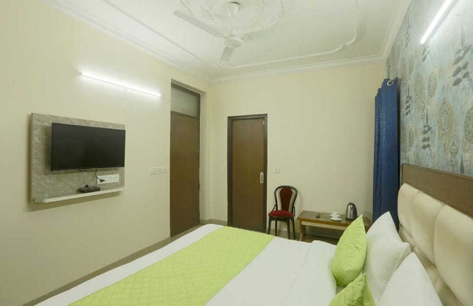 Communal lounge/ TV room, Bed, TV and multimedia, Decorative detail, Seating area, Bedroom