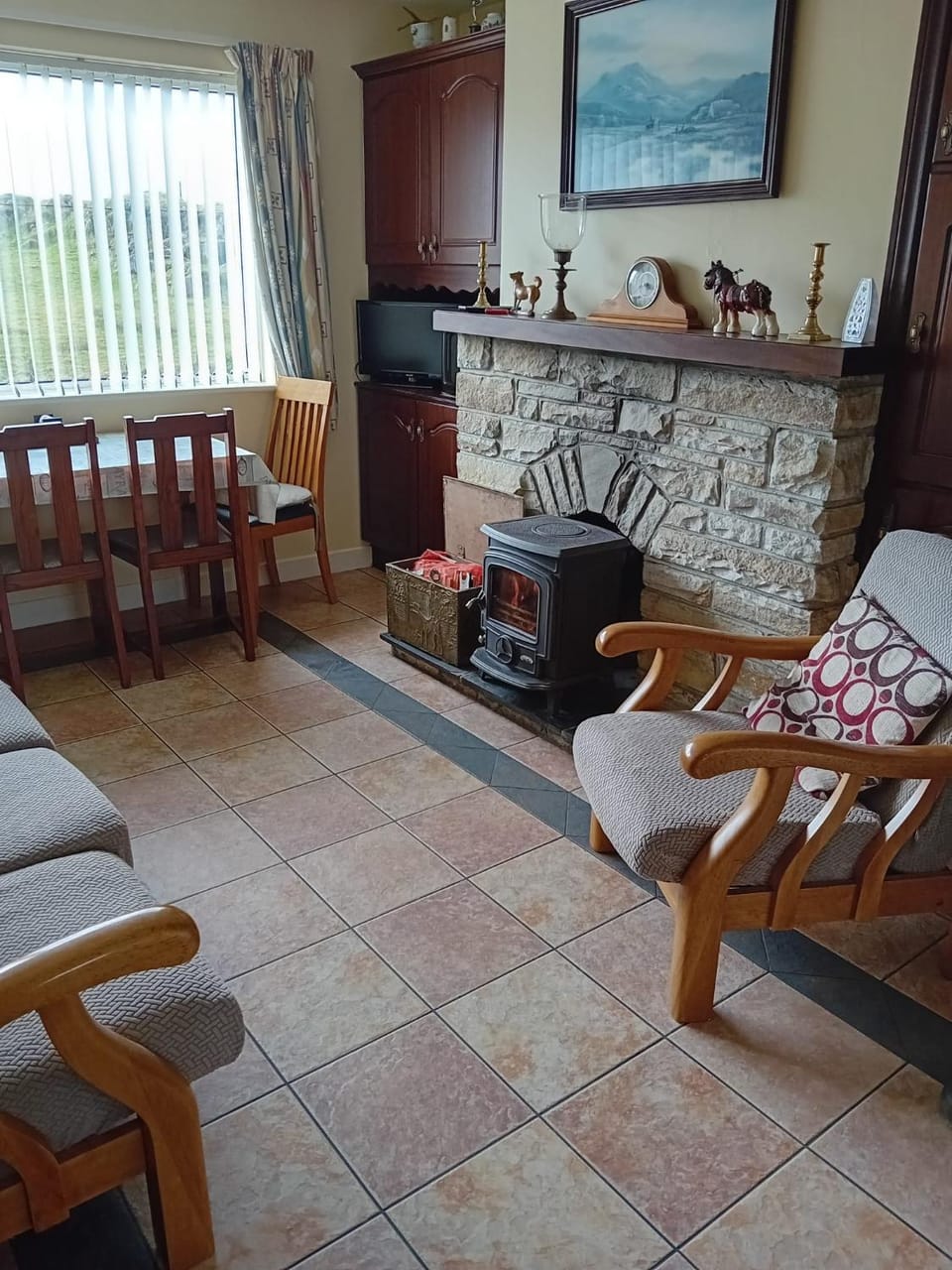 TV and multimedia, Living room, Seating area, Dining area, fireplace