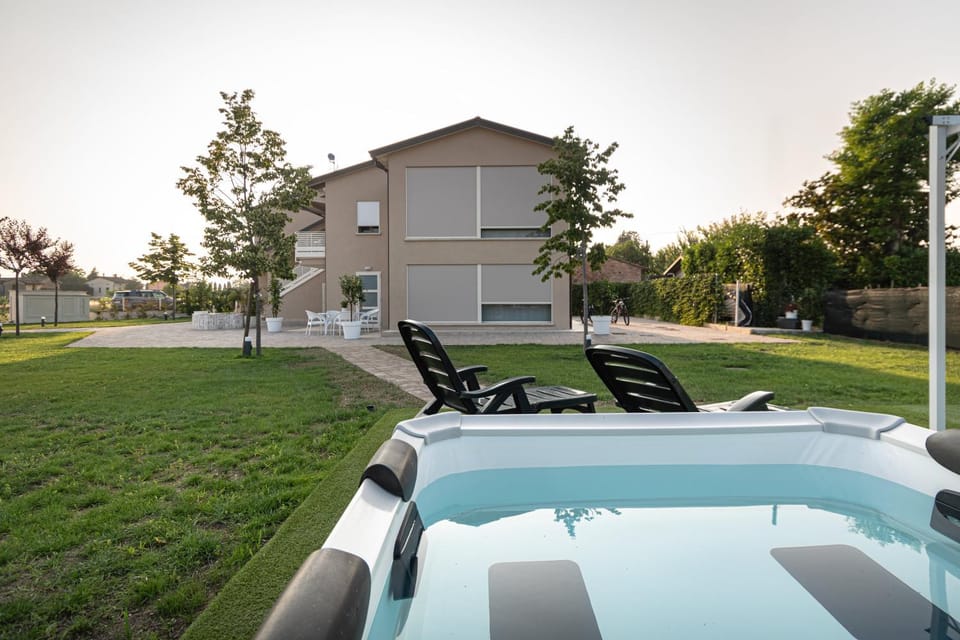 Garden, Hot Tub