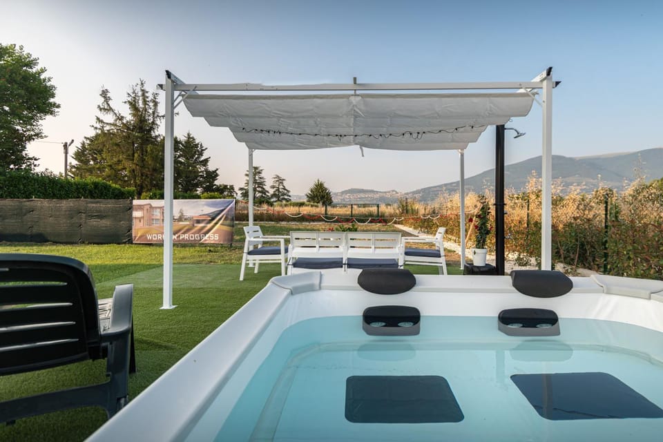 Garden, Hot Tub