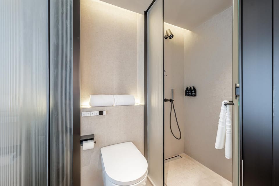Toilet, Property building, Bathroom, towels