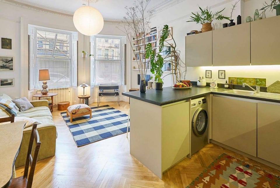 Kitchen or kitchenette, Living room, Seating area, Dining area, dishwasher, oven, stove, washing machine