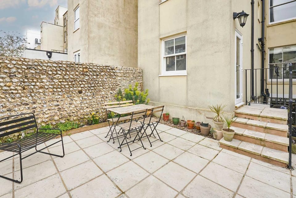 Property building, Patio, Dining area