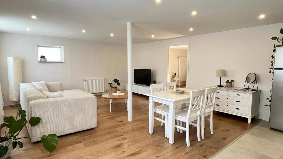 TV and multimedia, Living room, Seating area, Dining area