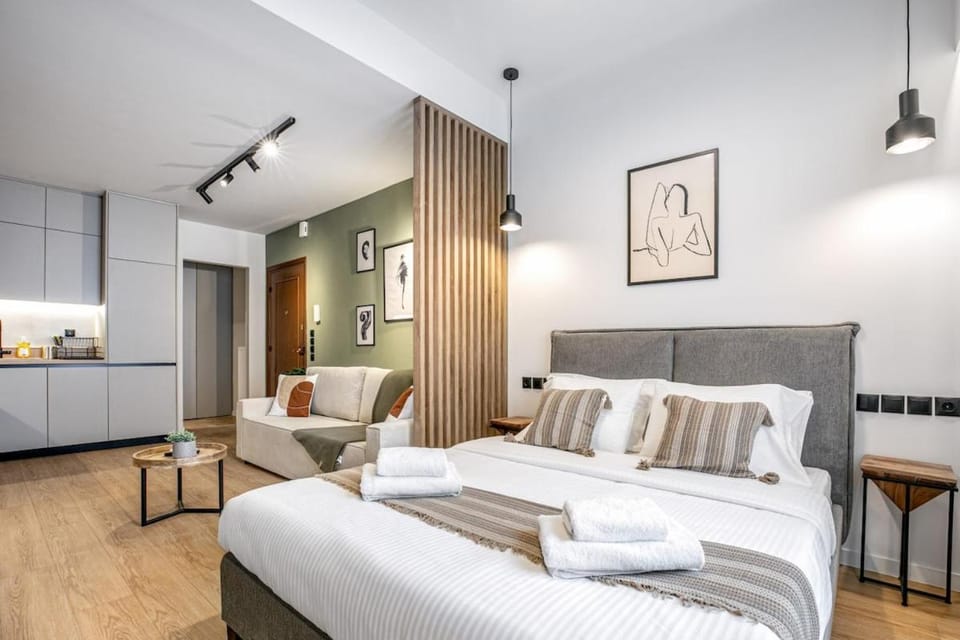Bed, Kitchen or kitchenette, Seating area, Bedroom, towels, air conditioner