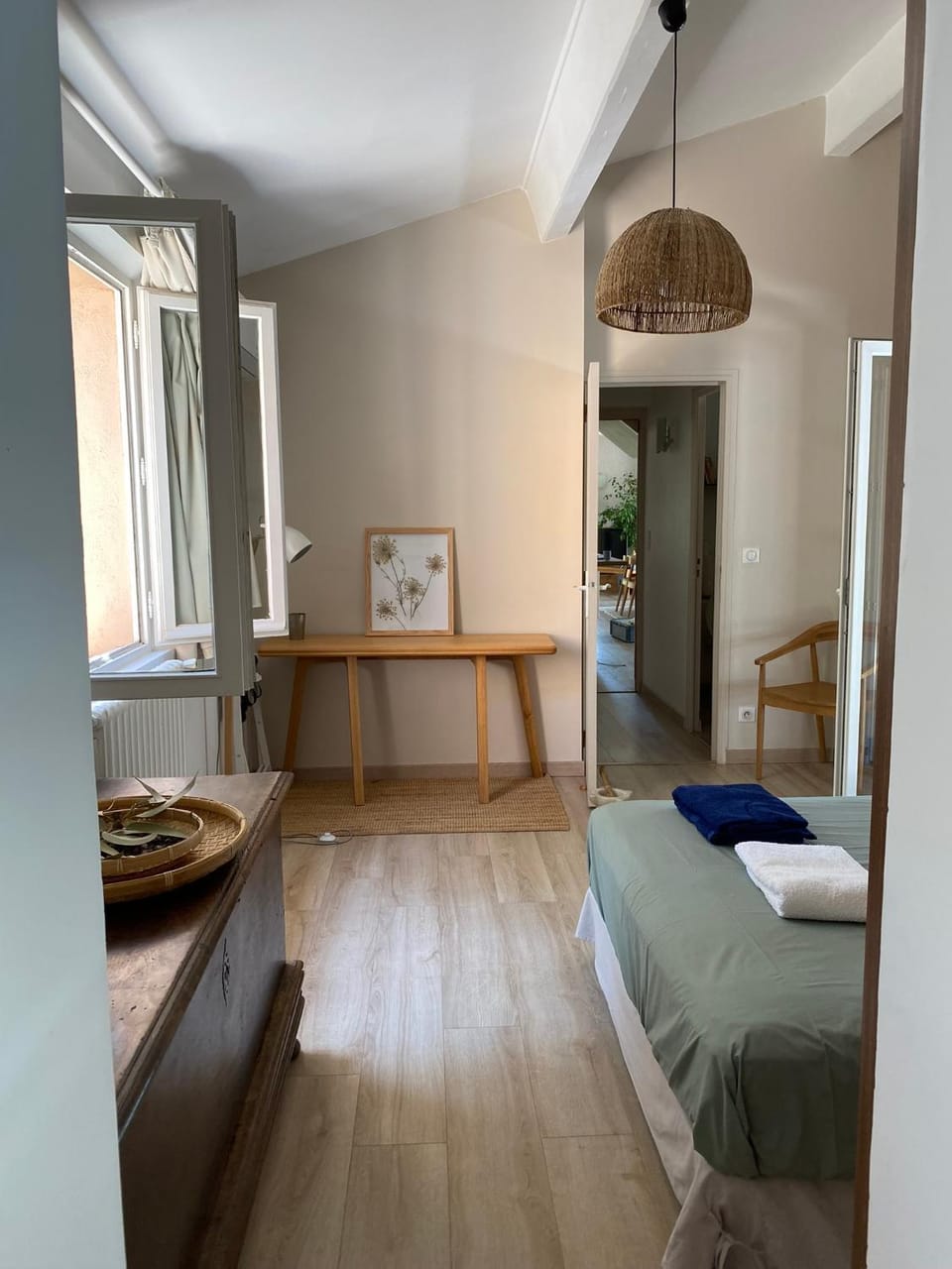 Photo of the whole room, Bedroom