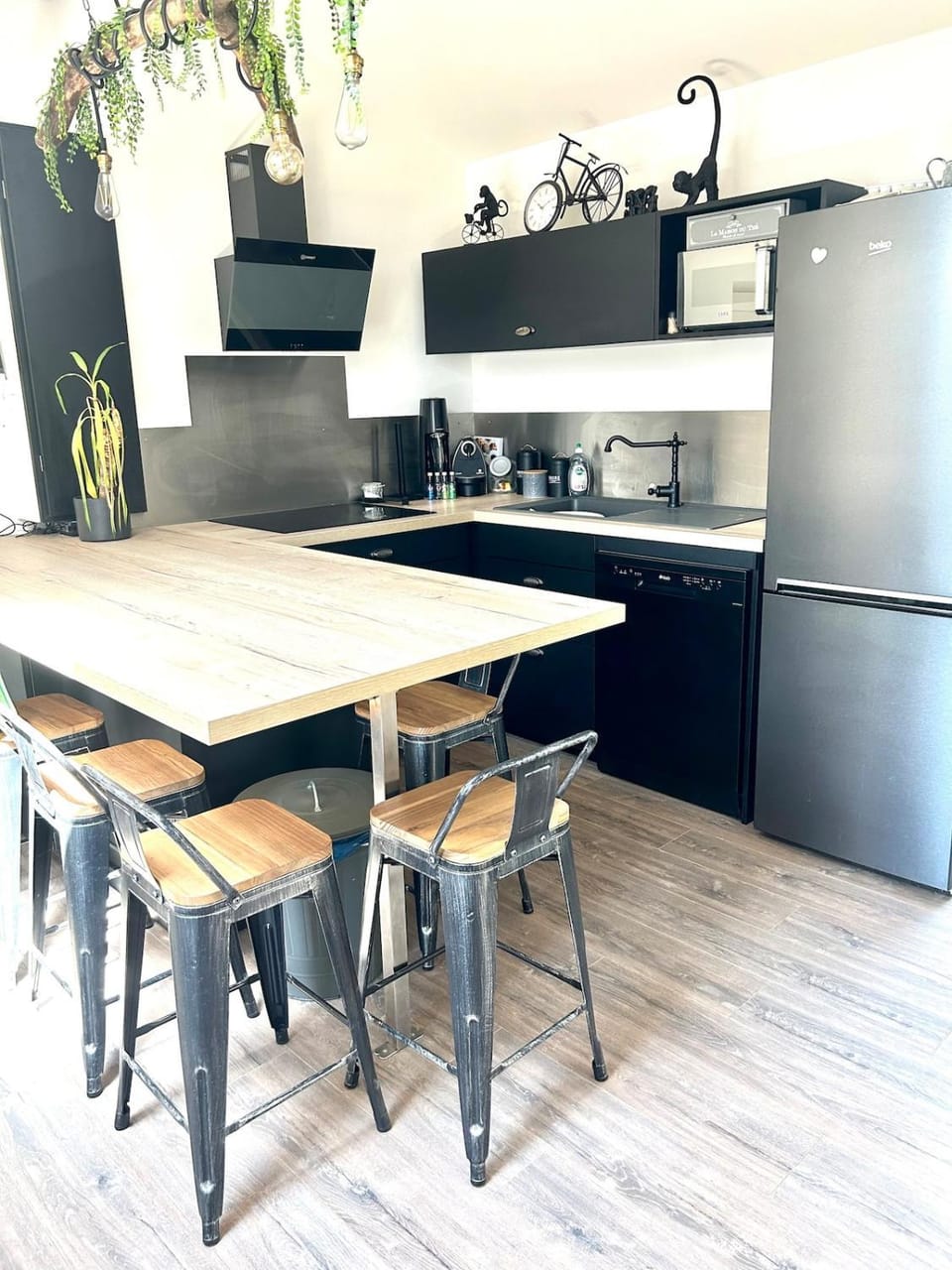 Kitchen or kitchenette, Dining area, stove