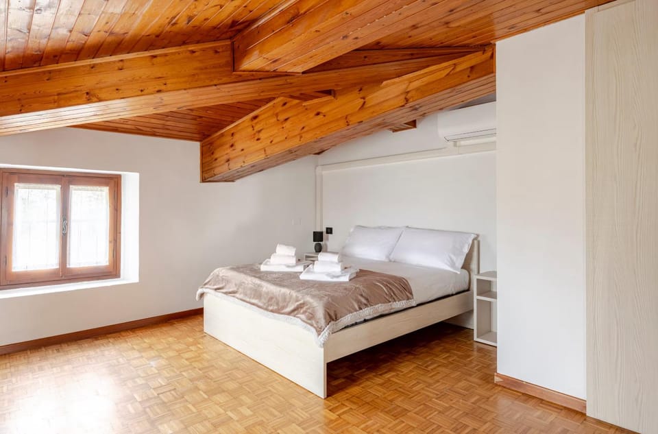 Bed, Photo of the whole room, Bedroom, towels