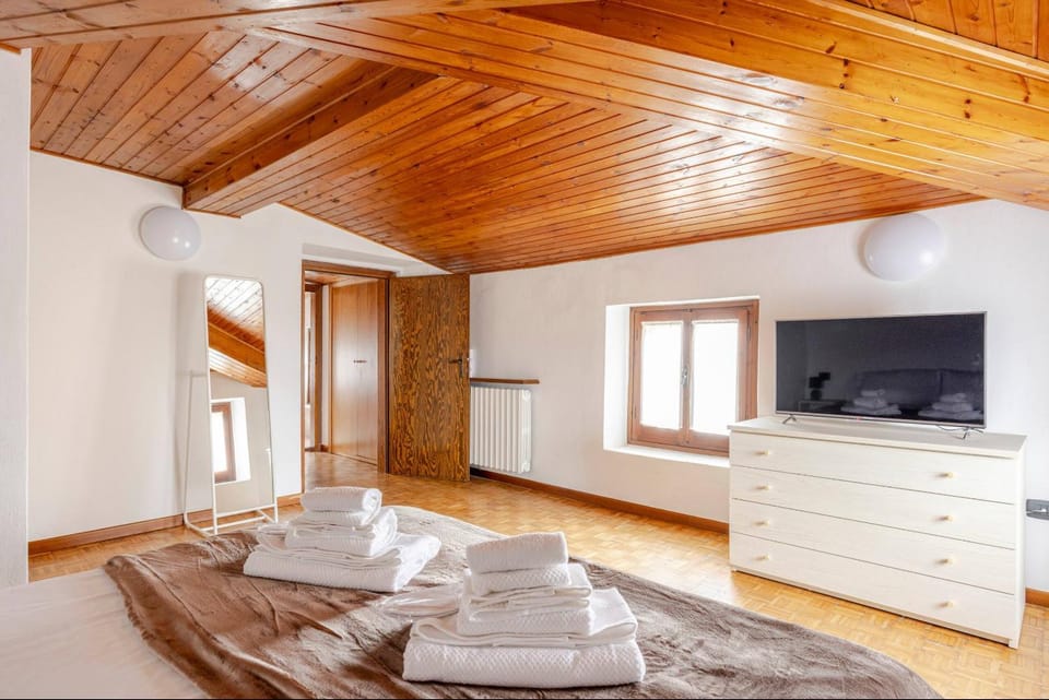 Bed, TV and multimedia, Photo of the whole room, Evening entertainment, Bedroom, towels