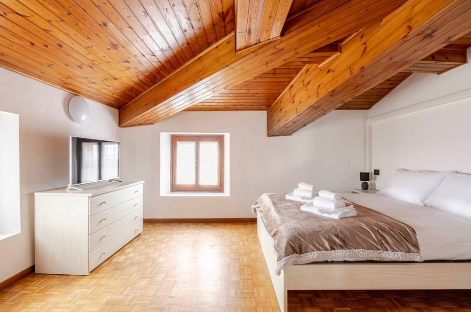 Bed, TV and multimedia, Photo of the whole room, Bedroom, towels, wardrobe