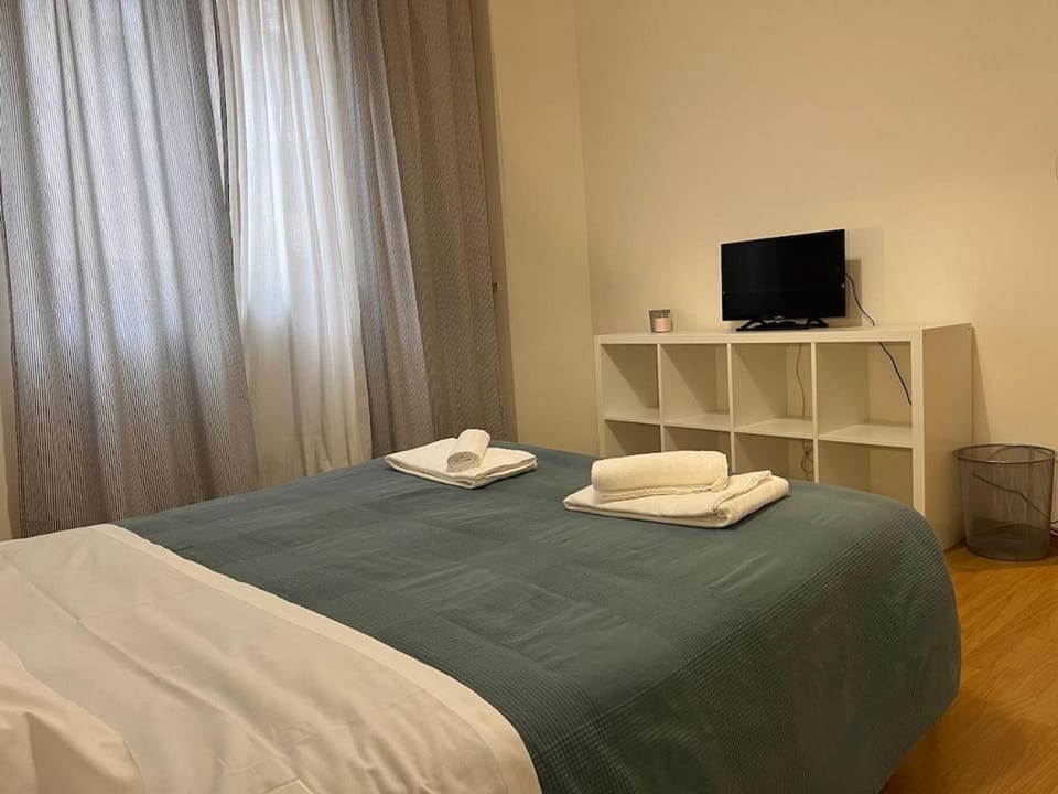 Bed, TV and multimedia, Photo of the whole room, Bedroom, towels