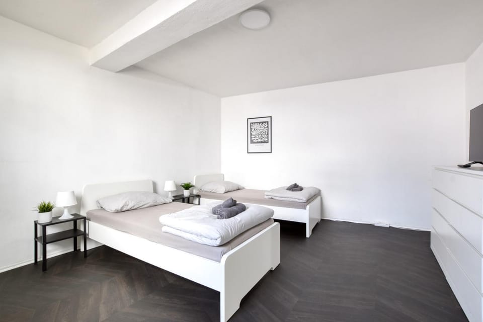 Bed, TV and multimedia, Photo of the whole room, Bedroom, towels