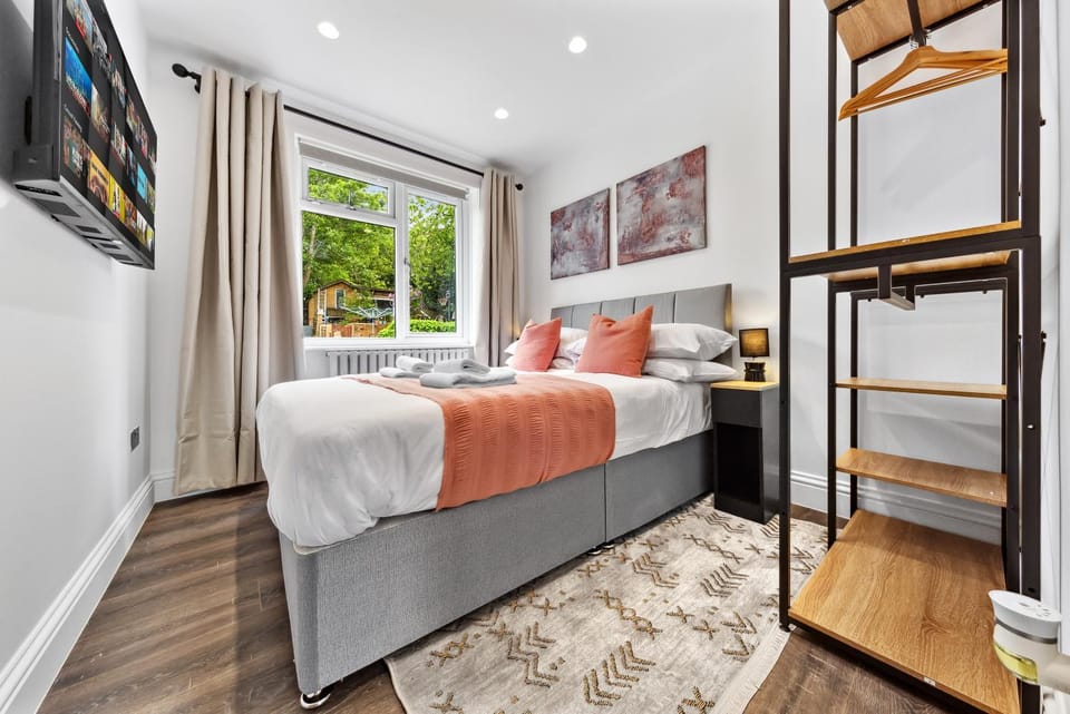 Bed, TV and multimedia, Photo of the whole room, Bedroom, towels