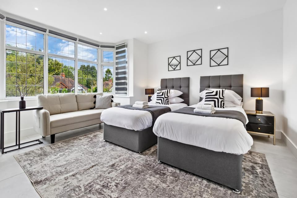 Bed, Living room, Photo of the whole room, Seating area, Bedroom