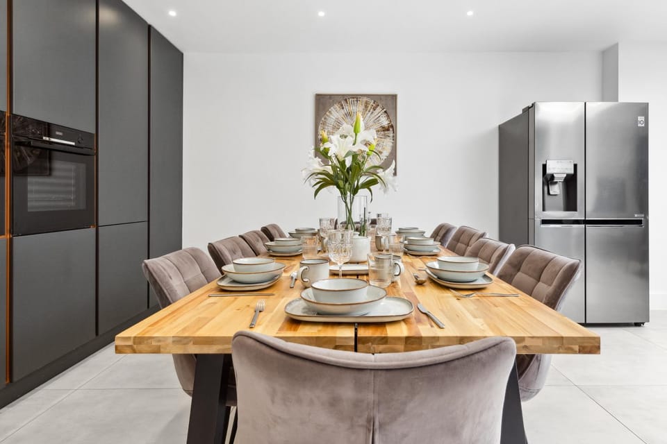 Kitchen or kitchenette, Seating area, Dining area