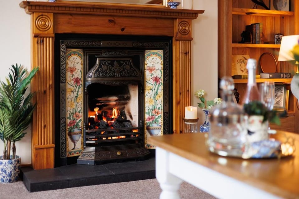 Saintfield Centre - Sleeps 8 - Garage & patio House in Northern Ireland