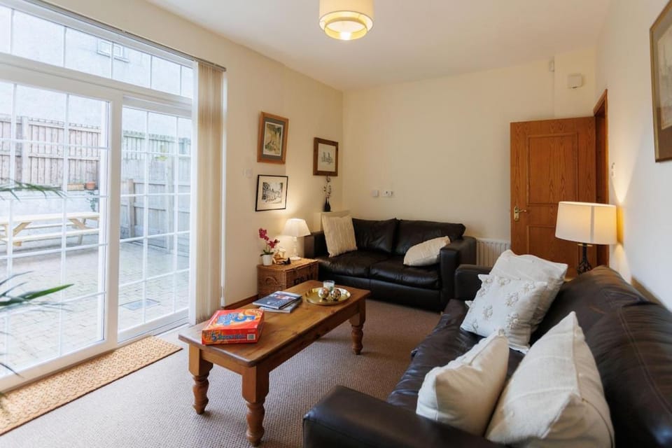 Saintfield Centre - Sleeps 8 - Garage & patio House in Northern Ireland